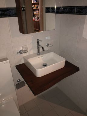 Waschbeckenmöbel mit einem Waschbecken, hergestellt von HolzREBEL